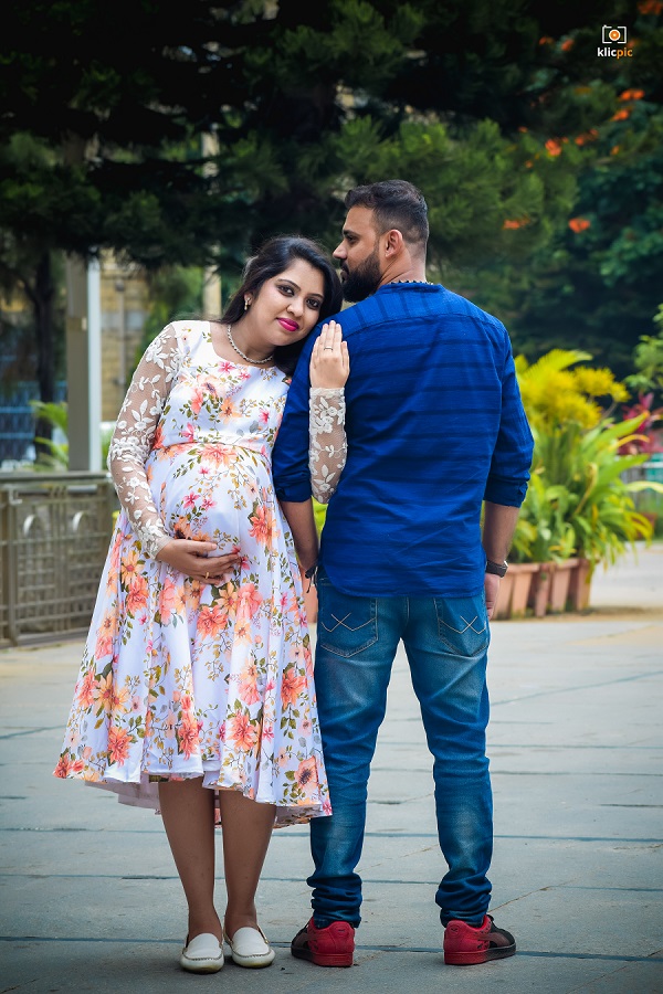 Pregnant 'Kkusum' Actress Rucha Gujarathi Flaunts Baby Bump As She Poses  With Hubby, Shares PICS From Maternity Shoot